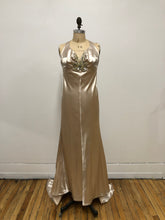 Robe de satin beige sable
