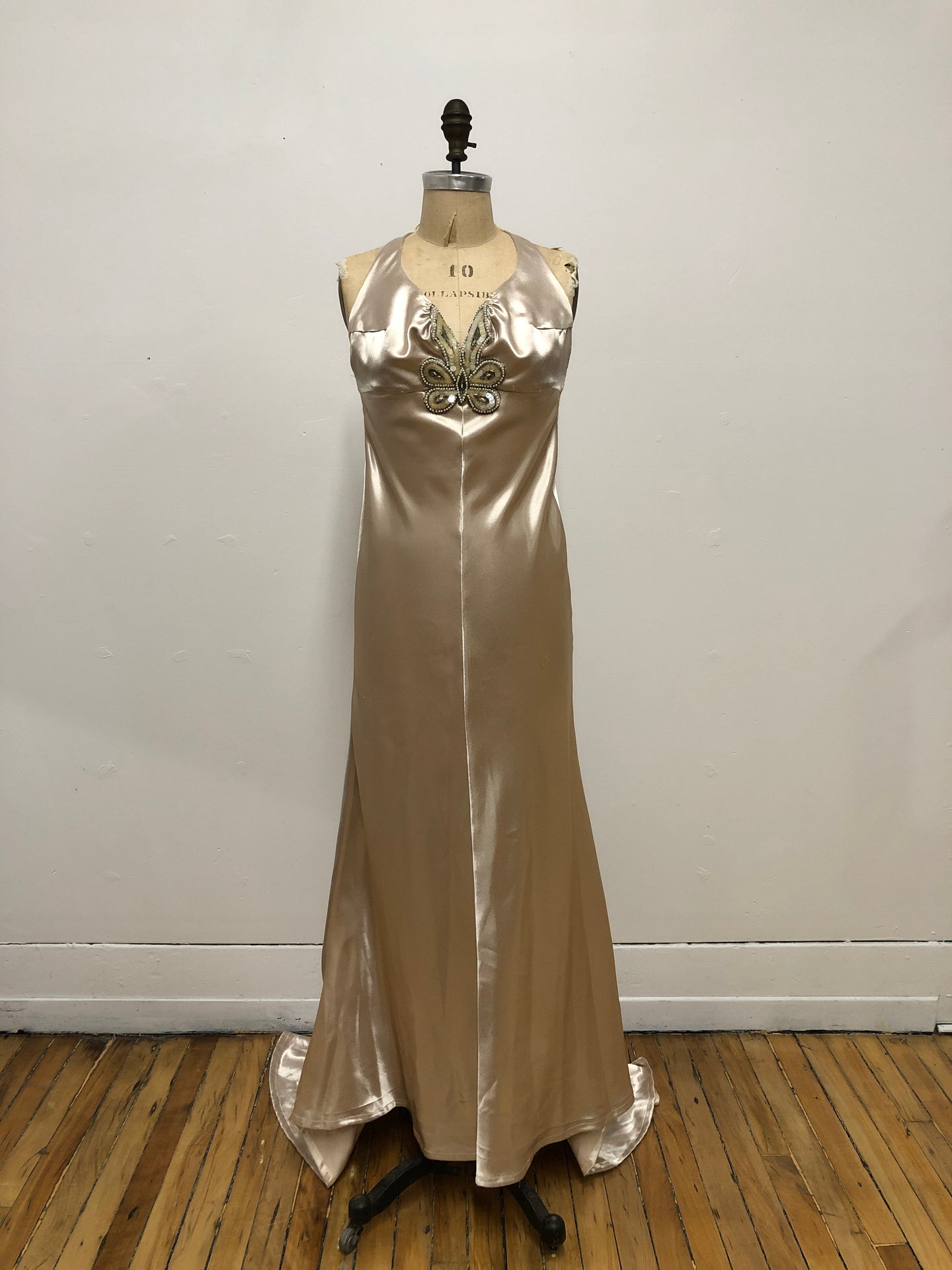 Robe de satin beige sable