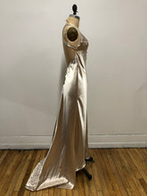 Robe de satin beige sable