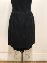 Robe de coton noire sans manche