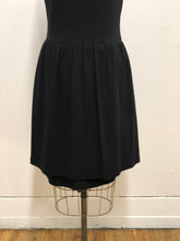 Robe de coton noire sans manche