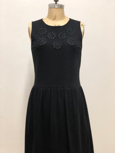 Robe de coton noire sans manche
