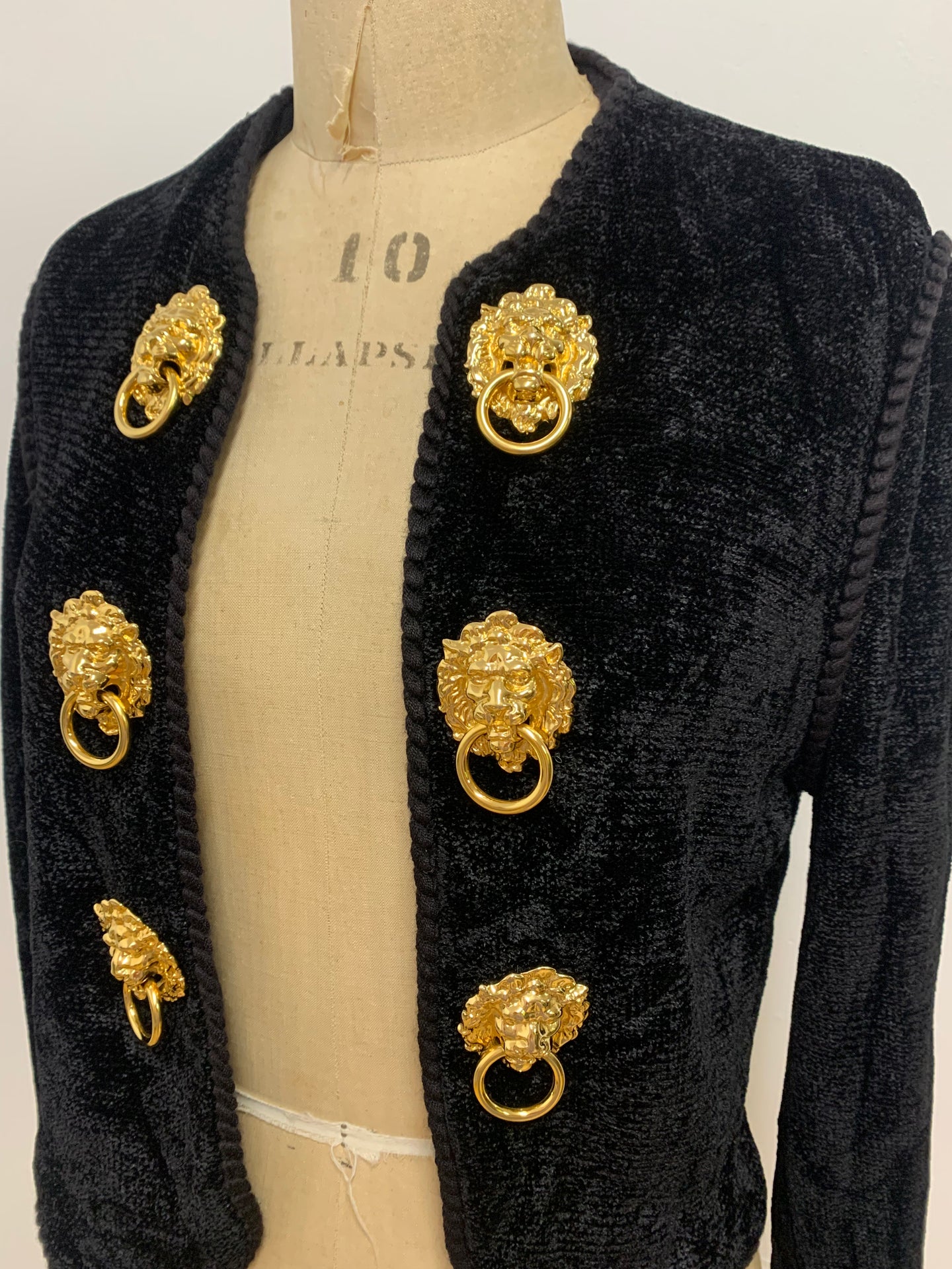 Veste de laine ornements lion d'or