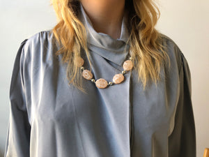 Collier marbré rose et crème Vintage