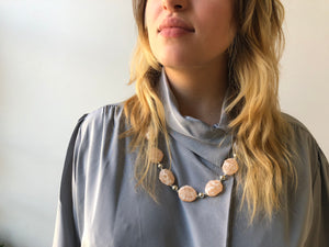 Collier marbré rose et crème Vintage