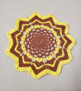 Napperon crocheté jaune et brun