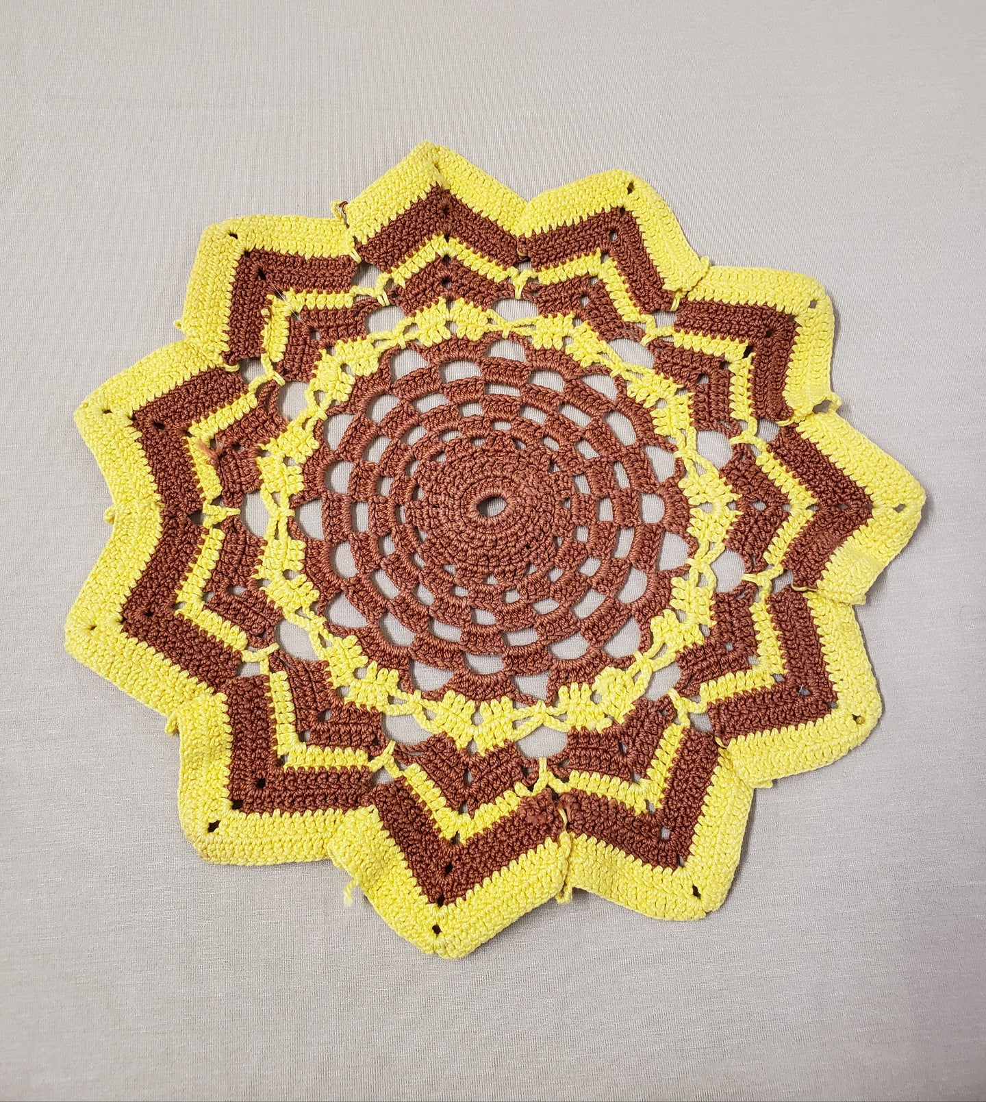 Napperon crocheté jaune et brun