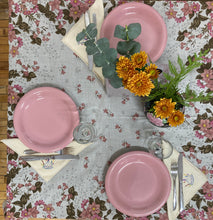 Nappe carrée à motifs floraux