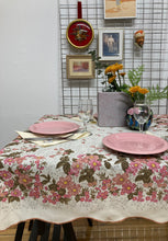 Nappe carrée à motifs floraux
